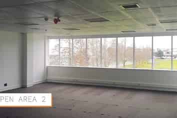 Roadfront on the busy Lincoln Road