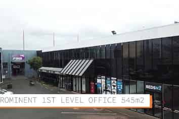 Roadfront on the busy Lincoln Road