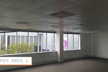 Roadfront on the busy Lincoln Road