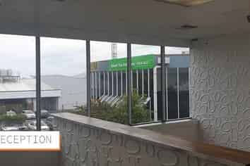 Roadfront on the busy Lincoln Road