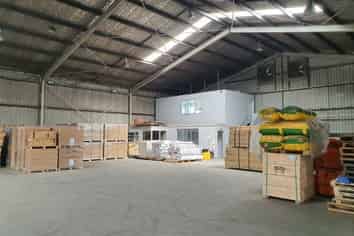 Large flexible warehouse with options