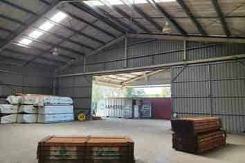 Large flexible warehouse with options