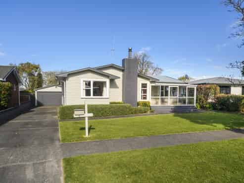 6 Ruha Street, West End