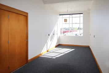 FANTASTIC CENTRAL SPACE - FOR LEASE