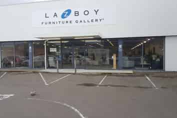 Retail Showroom in High Profile Melling location