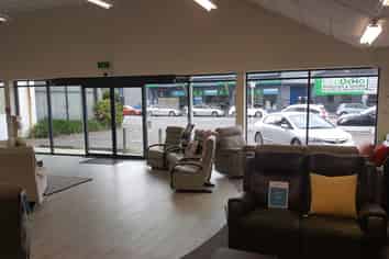 Retail Showroom in High Profile Melling location