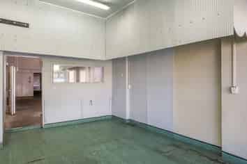 High Profile Retail/Office in Main Street