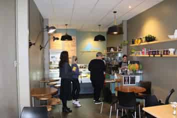 Birdie Cafe - Prime central location