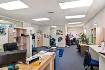 Tidy and sunny 262sqm office