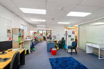 Tidy and sunny 262sqm office