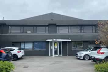 Showroom/Warehouse near the 4 Aves