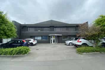 Showroom/Warehouse near the 4 Aves