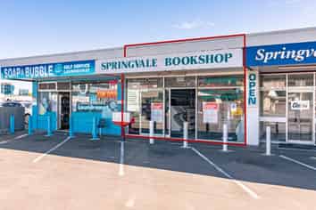 Good retail space in busy shopping centre