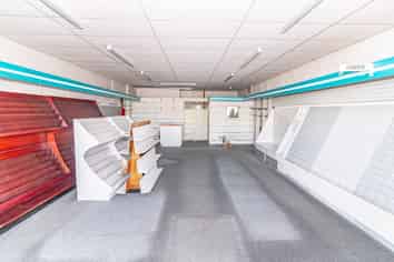 Good retail space in busy shopping centre