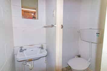 Good retail space in busy shopping centre