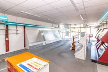 Good retail space in busy shopping centre