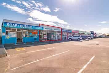 Good retail space in busy shopping centre