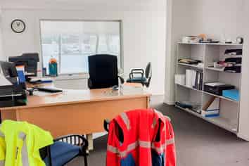 724.1m2 Warehouse with large yard for lease