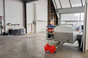 724.1m2 Warehouse with large yard for lease