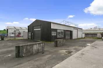 Industrial workshop & yard for lease