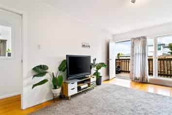 17 Brookfield Road, Te Atatu Peninsula