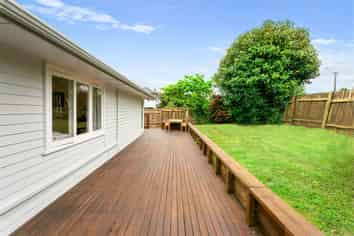 17 Brookfield Road, Te Atatu Peninsula