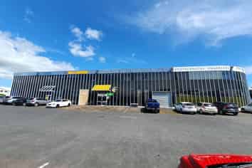 BRIGHT OFFICE SPACE WITH PLENTY OF NATURAL LIGHT