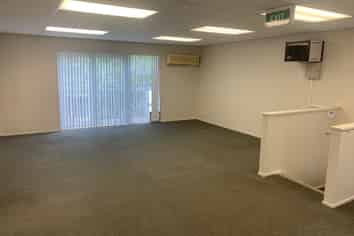 MODERN COMMERCIAL UNIT IN NEWPARK BUSINESS PARK