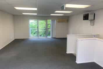 MODERN COMMERCIAL UNIT IN NEWPARK BUSINESS PARK