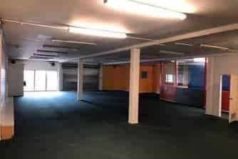 High profile retail/office or workshop with car pa