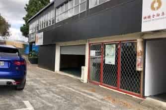 High profile retail/office or workshop with car pa