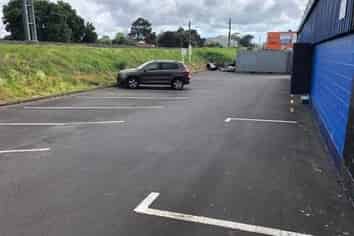 High profile retail/office or workshop with car pa