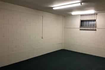 High profile retail/office or workshop with car pa