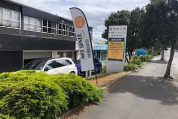 High profile retail/office or workshop with car pa