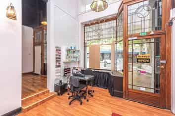 Fantastic beauty studio - oozing potential!