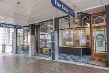 Fantastic beauty studio - oozing potential!