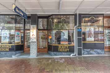 Fantastic beauty studio - oozing potential!