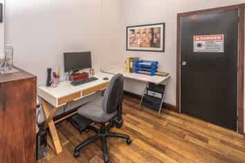 Fantastic beauty studio - oozing potential!