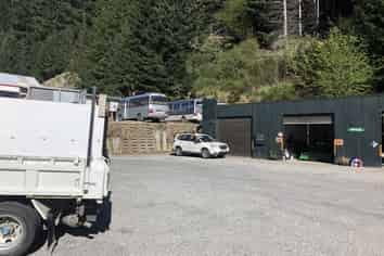 Showroom/warehouse with sealed yard space