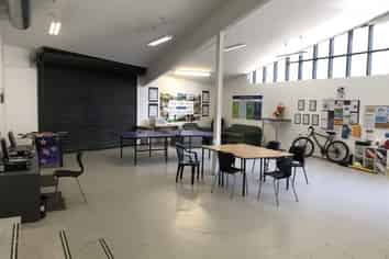 Showroom/warehouse with sealed yard space