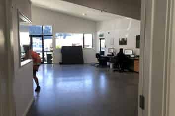 Showroom/warehouse with sealed yard space