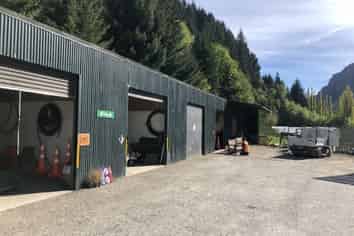 Showroom/warehouse with sealed yard space