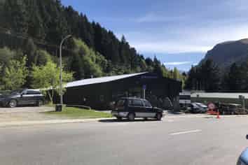 Showroom/warehouse with sealed yard space