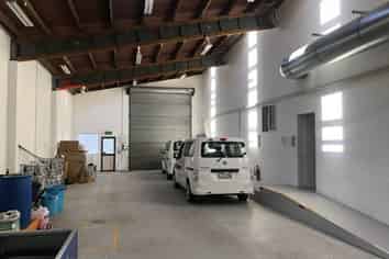 Showroom/warehouse with sealed yard space