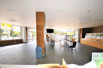 Excellent Exposure / Cafe Premises