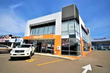 Excellent Exposure / Cafe Premises