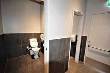 Excellent Exposure / Cafe Premises