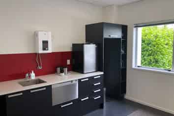 Modern Showroom/Office With On-Site Car Parking