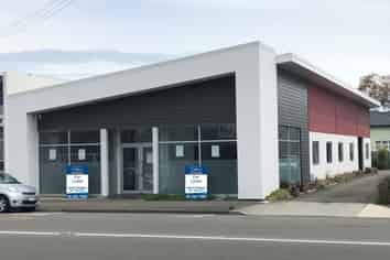 Modern Showroom/Office With On-Site Car Parking