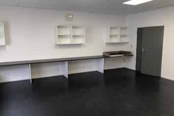 Modern Showroom/Office With On-Site Car Parking